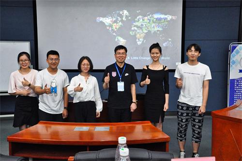 提问同学获得礼品(二)与合影.jpg